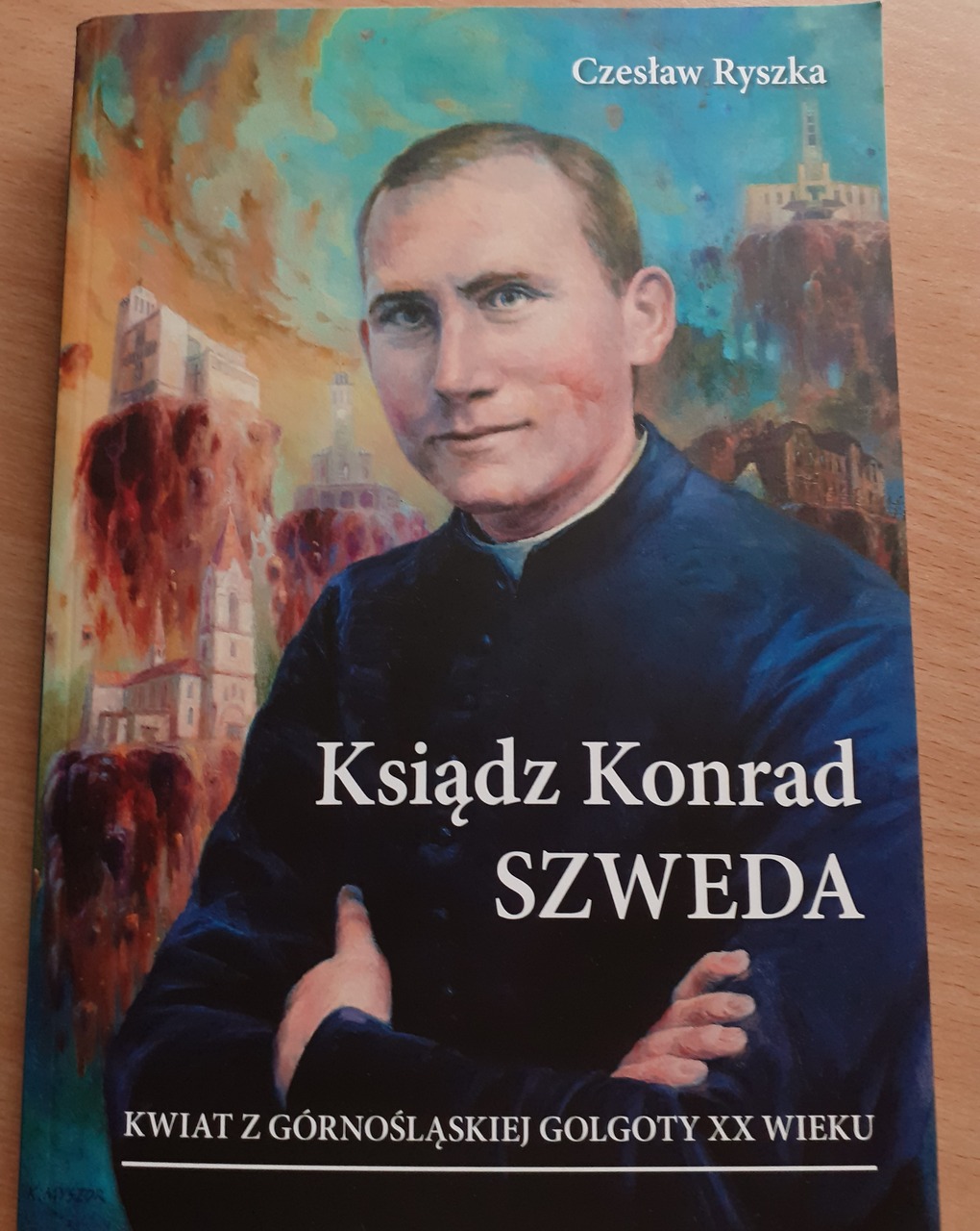 Okazją do spotkania była książka Czesława Ryszki „Ksiądz Konrad Szweda - kwiat śląskiej Golgoty”. Zdj. Arch. szkoły